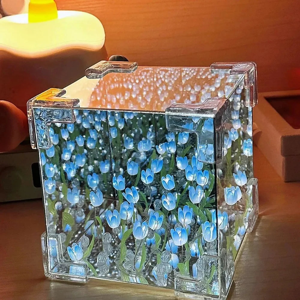 Cubo de Cristal Transparente con Tulipanes